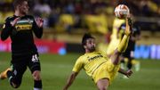 Thorgan Hazard au duel avec Jaume Costa Thorgan Hazard au duel avec Jaume Costa