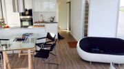 Un salon moderne qu'on n'attend pas dans un "bateau" Un salon moderne qu'on n'attend pas dans un "bateau"