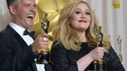 Paul Epworth et Adele ont chacun reçu un trophée pour la chanson titre de "Skyfall". Paul Epworth et Adele ont chacun reçu un trophée pour la chanson titre de "Skyfall".