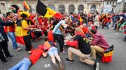 Les visiteurs boivent, chantent et font la fête, malgré que les autorités françaises ont annoncé vouloir limiter la consommation et la vente d'alcool sur la voie publique. Les visiteurs boivent, chantent et font la fête, malgré que les autorités françaises ont annoncé vouloir limiter la consommation et la vente d'alcool sur la voie publique.