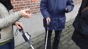 Le boîtier déclenche des vibrations dans la canne pour prévenir les obstacles Le boîtier déclenche des vibrations dans la canne pour prévenir les obstacles