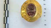 Une photographie fournie par l'Université Lyon II, montrant une bague retrouvée lors de fouilles à Cluny, en Saône-et-Loire, le 12 septembre 2017. Une photographie fournie par l'Université Lyon II, montrant une bague retrouvée lors de fouilles à Cluny, en Saône-et-Loire, le 12 septembre 2017.
