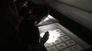 Visite insolite à la lampe de poche du Musée du petit format à Viroinval - © Monika Wachter - RTBF Visite insolite à la lampe de poche du Musée du petit format à Viroinval - © Monika Wachter - RTBF