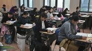 Les élèves dans une salle d'examen Les élèves dans une salle d'examen