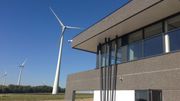 Le nouveau chai, bâti au pied des éoliennes Le nouveau chai, bâti au pied des éoliennes