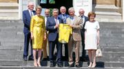 Eddy Merckx remet un maillot jaune au Roi Philippe à l'occasion du passage du Tour à Bruxelles Eddy Merckx remet un maillot jaune au Roi Philippe à l'occasion du passage du Tour à Bruxelles