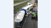 L'autoroute est complètement coupée à la circulation pour le dégagement de la voirie L'autoroute est complètement coupée à la circulation pour le dégagement de la voirie
