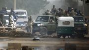 Des soldats ont été déployés dans le centre de Khartoum, essayant semble-t-il d'empêcher
des manifestants de rallier un sit-in. Des soldats ont été déployés dans le centre de Khartoum, essayant semble-t-il d'empêcher
des manifestants de rallier un sit-in.
