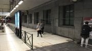 En moins de cinq minutes, la trentaine de membres du collectif citoyen a réussi a retiré toutes les barrières, sans rien casser ou jeter En moins de cinq minutes, la trentaine de membres du collectif citoyen a réussi a retiré toutes les barrières, sans rien casser ou jeter