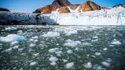 La calotte glaciaire se maintient si des chutes de neige suffisantes contrebalancent la fonte des glaces qui débute chaque printemps. La calotte glaciaire se maintient si des chutes de neige suffisantes contrebalancent la fonte des glaces qui débute chaque printemps.