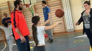 J.J. Mann encourage les enfants en anglais: "good job!" J.J. Mann encourage les enfants en anglais: "good job!"