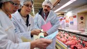 Des analystes vérifient la provenance du steak haché dans un supermarché français. Des analystes vérifient la provenance du steak haché dans un supermarché français.