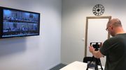 Les quatre smartphones qui font office de "caméra" sont pilotés à l'aide d'une tablette, qui servira de régie vidéo. Les quatre smartphones qui font office de "caméra" sont pilotés à l'aide d'une tablette, qui servira de régie vidéo.