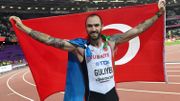 Drapeau azéri autour du cou, drapeau turc brandi, Guliyev a rendu hommage à ses deux pays Drapeau azéri autour du cou, drapeau turc brandi, Guliyev a rendu hommage à ses deux pays