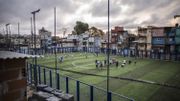 Le terrain synthétique, régulier et clôturé, au milieu des façades colorées de Villa 31, n’a rien de comparable avec celui sur lequel les filles évoluaient à leurs débuts, entre voitures, vélos et chiens errants : « Il fallait être hyper vigilantes. Sans compter l’énergie passée à s’assurer que les garçons nous respectent. Au début, ils nous chassaient à coup de pierres et de bâtons. En fait, cet espace, c’est une conquête d’une décennie », résume Juliana Román Lozano. Le terrain synthétique, régulier et clôturé, au milieu des façades colorées de Villa 31, n’a rien de comparable avec celui sur lequel les filles évoluaient à leurs débuts, entre voitures, vélos et chiens errants : « Il fallait être hyper vigilantes. Sans compter l’énergie passée à s’assurer que les garçons nous respectent. Au début, ils nous chassaient à coup de pierres et de bâtons. En fait, cet espace, c’est une conquête d’une décennie », résume Juliana Román Lozano.