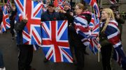 Quelques dizaines de contre-manifestants affichant leur loyauté à la Couronne britannique s'étaient aussi déplacés George Square. Ils ont été tenus à l'écart. Quelques dizaines de contre-manifestants affichant leur loyauté à la Couronne britannique s'étaient aussi déplacés George Square. Ils ont été tenus à l'écart.