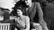 La princesse Elisabeth et le prince Philip posent devant les photographes durant leur lune de miel aux Broadlands, le 25 novembre 1947 La princesse Elisabeth et le prince Philip posent devant les photographes durant leur lune de miel aux Broadlands, le 25 novembre 1947