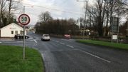 Rien n'indique le passage d'une frontière entre Muff et Derry-Londonderry, si ce n'est un discret changement d'asphalte Rien n'indique le passage d'une frontière entre Muff et Derry-Londonderry, si ce n'est un discret changement d'asphalte