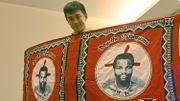Ben Wu et un vêtement à l’effigie du roi Mswati III du eSwatini (ex-royaume du Swaziland). Ben Wu a visité ce pays, le seul en Afrique qui reconnait encore Taïwan. Ben Wu et un vêtement à l’effigie du roi Mswati III du eSwatini (ex-royaume du Swaziland). Ben Wu a visité ce pays, le seul en Afrique qui reconnait encore Taïwan.