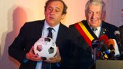 Gilbert Deleu avec Michel Platini en décembre 2014 lors de l'inauguration du monument qui commémorait un match de football entre les belligérants lors d'une trêve de Noël en décembre 1914 Gilbert Deleu avec Michel Platini en décembre 2014 lors de l'inauguration du monument qui commémorait un match de football entre les belligérants lors d'une trêve de Noël en décembre 1914