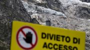 Une pancarte interdisant l'accès devant leglacier de Planpincieux à Courmayeur, le 6 août 2020 au Val Ferret, en Italie. Une pancarte interdisant l'accès devant leglacier de Planpincieux à Courmayeur, le 6 août 2020 au Val Ferret, en Italie.