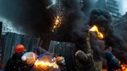 Des manifestants ukrainiens s'opposent aux forces de l'ordre à coups de cocktails Molotov Des manifestants ukrainiens s'opposent aux forces de l'ordre à coups de cocktails Molotov