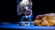 «Fritland» au Théâtre de Poche: de la friterie à la scène, un récit de résilience bien trempé «Fritland» au Théâtre de Poche: de la friterie à la scène, un récit de résilience bien trempé