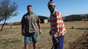 Piet, 33 ans, qui investit pour cultiver des noix de pécan et élever des springbok. Piet, 33 ans, qui investit pour cultiver des noix de pécan et élever des springbok.