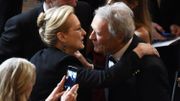 Clint Eastwood (R) et Meryl Streep, les stars de "Sur la route de Madison" s'embrassent lors des 87e Oscars en 2015 Clint Eastwood (R) et Meryl Streep, les stars de "Sur la route de Madison" s'embrassent lors des 87e Oscars en 2015