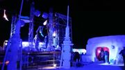 Ce festival se tient en plein désert, avec pour décor celui de la saga Star Wars. Ce festival se tient en plein désert, avec pour décor celui de la saga Star Wars.