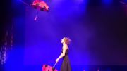 Entre deux messages de solidarité déboule un merveilleux numéro de jonglage et de danse Entre deux messages de solidarité déboule un merveilleux numéro de jonglage et de danse