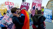 En 2015, la Cour suprême valide le mariage homosexuel pour tous les états américains. En 2015, la Cour suprême valide le mariage homosexuel pour tous les états américains.