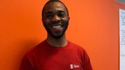 Tyle est Camerounais et pour pouvoir continuer à étudier chez nous il est obligé de travailler dans une société de nettoyage Tyle est Camerounais et pour pouvoir continuer à étudier chez nous il est obligé de travailler dans une société de nettoyage