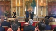 Plusieurs titres sont décernés aux nobles. Il y a une graduation : le Comte est supérieur à Baron, le Baron à Chevalier,... Le Roi octroie un titre ou une décoration en fonction des mérites. Plusieurs titres sont décernés aux nobles. Il y a une graduation : le Comte est supérieur à Baron, le Baron à Chevalier,... Le Roi octroie un titre ou une décoration en fonction des mérites.