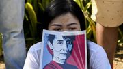 Une manifestante affiche le portrait d'Aung San Suu Kyi Une manifestante affiche le portrait d'Aung San Suu Kyi