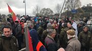 Les agriculteurs, les éleveurs et les défenseurs de l'environnement réclament une destruction massive de la population des sangliers, qui prolifèrent et causent grand tort. Les agriculteurs, les éleveurs et les défenseurs de l'environnement réclament une destruction massive de la population des sangliers, qui prolifèrent et causent grand tort.