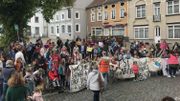 Le 12 mai, une manifestation de soutien à la famille Yusufi avait réuni environ 350 personnes à Grez-Doiceau. Le 12 mai, une manifestation de soutien à la famille Yusufi avait réuni environ 350 personnes à Grez-Doiceau.