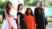 La réalisatrice Haifaa Al-Mansour avec les actrices Dhay, et Mila Al Zahrani, et l'acteur Khalid Abdulrhim, sur le tapis rouge La réalisatrice Haifaa Al-Mansour avec les actrices Dhay, et Mila Al Zahrani, et l'acteur Khalid Abdulrhim, sur le tapis rouge