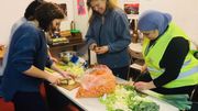 Dans la cuisine les bénévoles s’affairent Dans la cuisine les bénévoles s’affairent