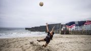 Janey vit la plupart du temps chez sa tante Jasenia dans le quartier côtier de Playas, près du mur de séparation entre le Mexique et les États-Unis. Érigé dans les années 1990 par George Bush père et poursuivi par ses successeurs pour contenir le trafic de drogue et l’immigration illégale, il court sur plus d’un millier de kilomètres le long de la frontière et « déchire des familles », commente Jasenia, dont les frères, entrés illégalement aux Etats-Unis, ne peuvent revenir au pays. Janey est passionnée. Le foot lui « vide la tête », dit la jeune fille de 19 ans, que la vie n’a pas épargnée - un père en cure de désintoxication et une mère absente. « Le foot l’a sauvée », confirme sa tante. Janey vit la plupart du temps chez sa tante Jasenia dans le quartier côtier de Playas, près du mur de séparation entre le Mexique et les États-Unis. Érigé dans les années 1990 par George Bush père et poursuivi par ses successeurs pour contenir le trafic de drogue et l’immigration illégale, il court sur plus d’un millier de kilomètres le long de la frontière et « déchire des familles », commente Jasenia, dont les frères, entrés illégalement aux Etats-Unis, ne peuvent revenir au pays. Janey est passionnée. Le foot lui « vide la tête », dit la jeune fille de 19 ans, que la vie n’a pas épargnée - un père en cure de désintoxication et une mère absente. « Le foot l’a sauvée », confirme sa tante.