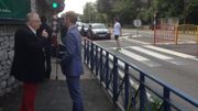 M. Detière en conversation avec Benoît Godart, porte-parole de l'IBSR, devant l'école Notre-Dame de Loverval M. Detière en conversation avec Benoît Godart, porte-parole de l'IBSR, devant l'école Notre-Dame de Loverval