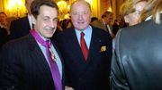 Nicolas Sarkozy était à l'époque ministre des Finances. Il discute avec Albert Frère à l'occasion de sa distinction de la légion d'honneur le 15 novembre 2004. Nicolas Sarkozy était à l'époque ministre des Finances. Il discute avec Albert Frère à l'occasion de sa distinction de la légion d'honneur le 15 novembre 2004.