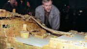 James Cameron examine la maquette James Cameron examine la maquette