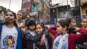 Maria José Figueroa, coach et animatrice d’éducation populaire de « La Nuestra », entoure un groupe de jeunes footballeuses. « Quand tu te rends compte que le foot n’est pas seulement pour les hommes et que tu peux faire ce que tu veux, tu te sens invincible, il y a un horizon politique à créer», souligne-t-elle. Maria José Figueroa, coach et animatrice d’éducation populaire de « La Nuestra », entoure un groupe de jeunes footballeuses. « Quand tu te rends compte que le foot n’est pas seulement pour les hommes et que tu peux faire ce que tu veux, tu te sens invincible, il y a un horizon politique à créer», souligne-t-elle.