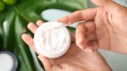 Trois recettes de crème hydratante pour soulager vos mains gercées Trois recettes de crème hydratante pour soulager vos mains gercées