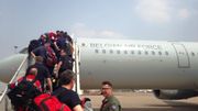 L'équipe remontant à bord de l'Airbus espérant pouvoir décoller vers Katmandou L'équipe remontant à bord de l'Airbus espérant pouvoir décoller vers Katmandou