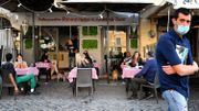 Calme retour à table dans des restaurants et des cafés d'Europe Calme retour à table dans des restaurants et des cafés d'Europe