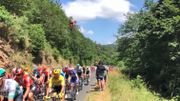 Le peloton du Tour de France survolé par un vététiste, pratique qui se répand Le peloton du Tour de France survolé par un vététiste, pratique qui se répand