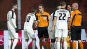 Bart Vertenten au milieu des joueurs d'Eupen après le penalty sifflé en faveur de l'Antwerp Bart Vertenten au milieu des joueurs d'Eupen après le penalty sifflé en faveur de l'Antwerp