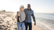 Dans un couple vieillissant, les critiques négatives laissent place à l'humour. Dans un couple vieillissant, les critiques négatives laissent place à l'humour.